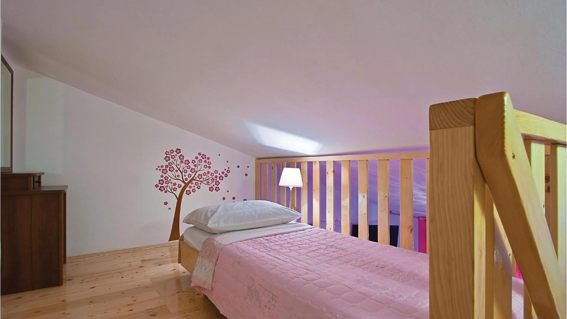 1 Bedroom Lovely Apartment In 普拉